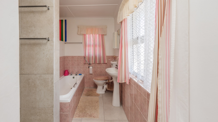 5 Bedroom Property for Sale in Struisbaai Western Cape